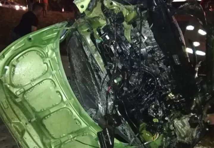 El auto dio varias vueltas. Las autoridades investigan lo que ocurrió. Foto/Thays Domínguez