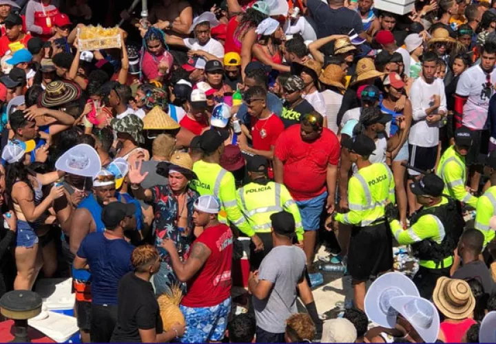 La cantidad de público rebasó la capacidad de los parques de Chitré. Foto/Thays Domínguez