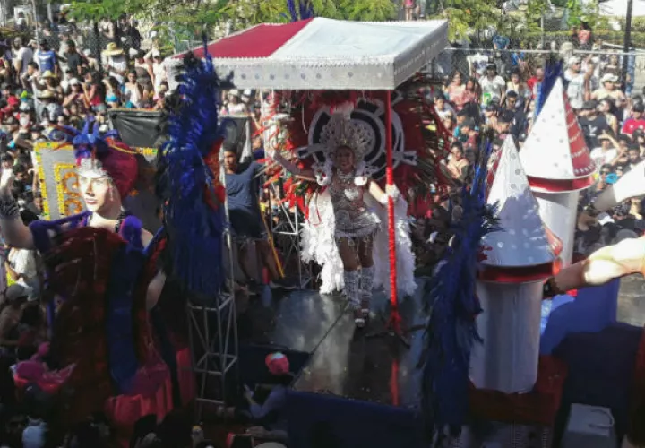 Pasadas las tres de la tarde, realizaron su ingreso las reinas al parque Unión de Chitré. 