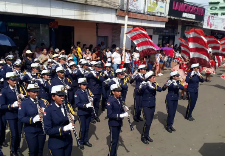 Uno de los colegios participantes en el desfile de Chitré. 