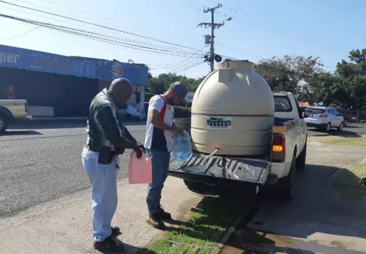 Se inició un plan de distribución de agua en carros cisternas en Chitré. Foto: Thays Domínguez.