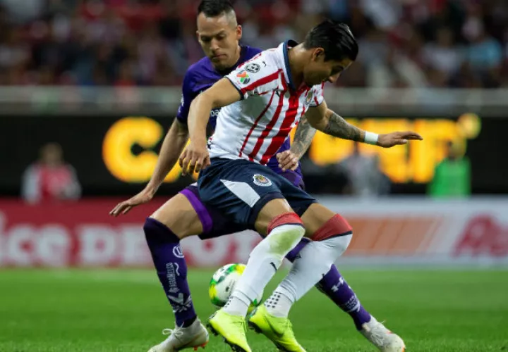 Chivas durante el partido contra Toluca. Foto EFE