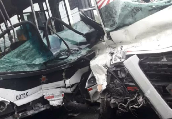  Ambos vehículos quedaron con daños de consideración.