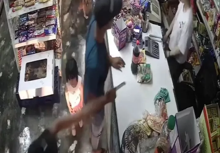 A los delincuentes no les importó que en el local hubiera niños.