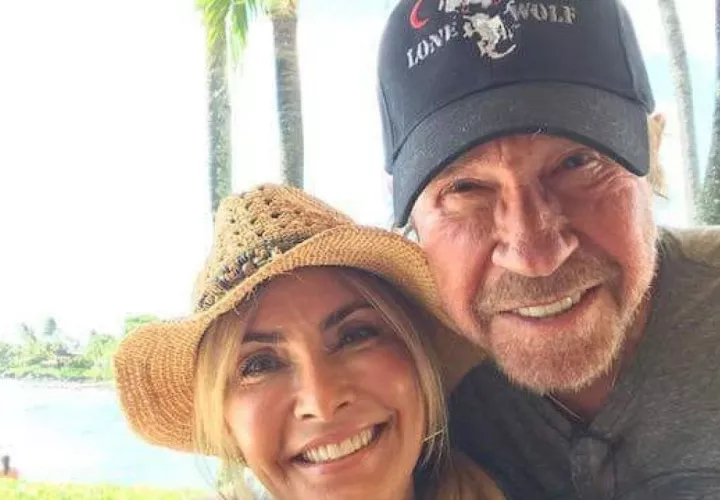 Chuck Norris y su esposa.