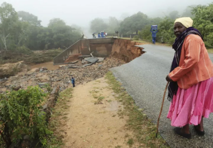 Una adulta mayor ante un puente colapsado por el ciclón Idai en Chimanimani, al sudeste de Harare en Zimbabwe. Foto: AP.