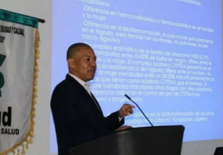 Ibis Sánchez Serrano dando una conferencia.