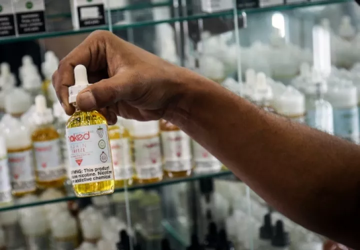 Según datos del Departamento de Salud, el 40% de los estudiantes de último año de escuela superior y el 27% de los estudiantes de escuela superior en este estado están usando cigarrillos electrónicos. FOTO/AP