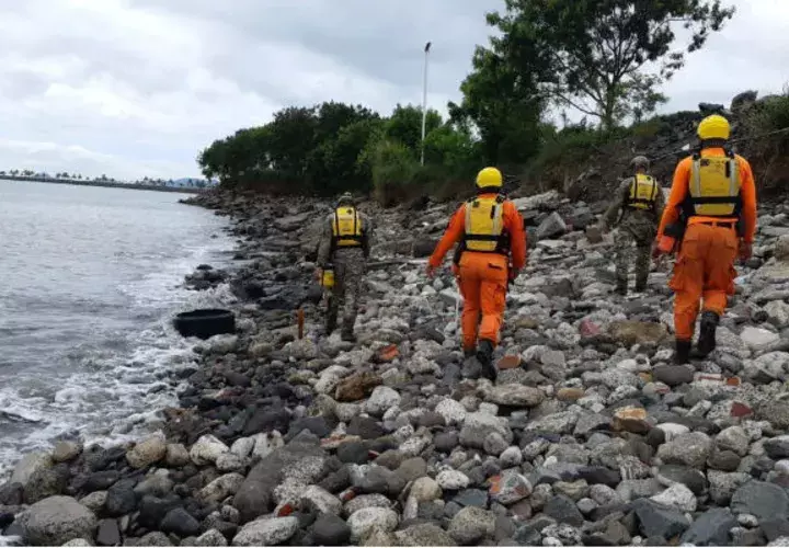 Buscan joven chiricano que cayó al mar en la Cinta Costera 3.