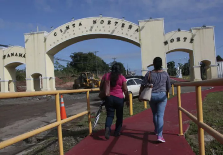 Además de los cuatro carriles se estipularon espacios  para la convivencia familiar, como ciclovías y áreas para caminar. Víctor Arosemena