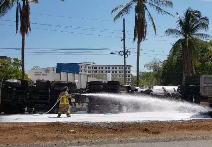 Bomberos lanzan espuma a los camiones accidentados. Foto: José Vásquez. 