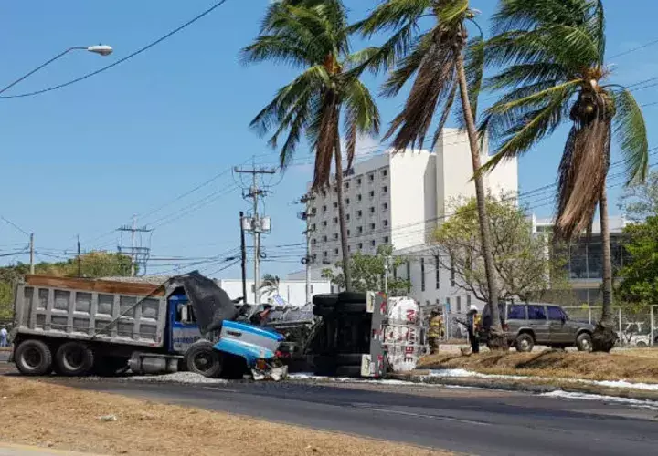 Así quedaron los camiones en la vía. Foto: José Vásquez.