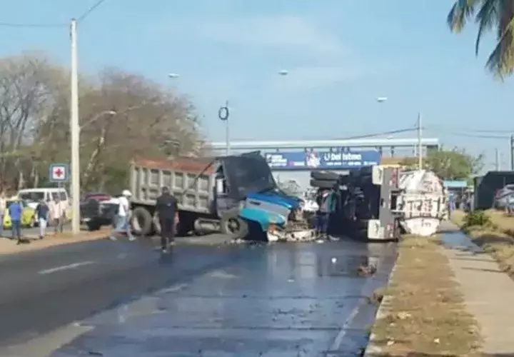 Tránsito vehicular afectado por el accidente. Foto: José Vásquez