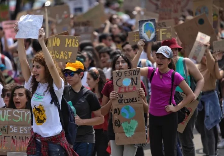 Los jóvenes hicieron presión a lo largo del fin de semana con sendas marchas, para hacerle un llamado a los líderes para que tomen decisiones para proteger el planeta. FOTO/EFE