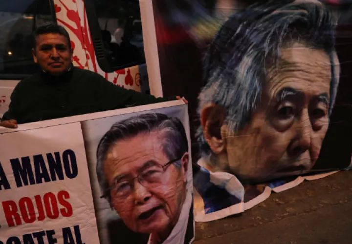  Un seguidor del expresidente peruano Alberto Fujimori espera afuera de la clínica. Foto: EFE 