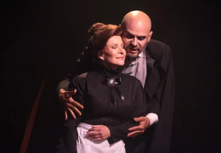 Cloty Luna y Rogelio Bustamante, en una escena de 'El extraño caso de Jekyl & Hyde' Panamá América