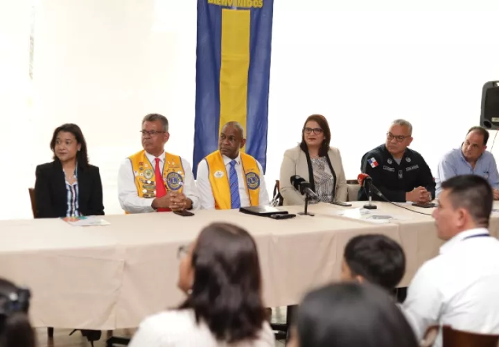 Durante la conferencia de prensa.  Aurelio Herrera