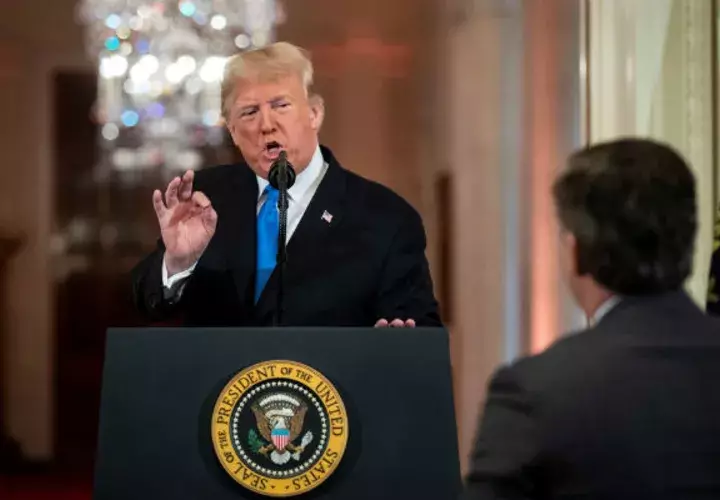  El presidente Trump (i), increpa a Jim Acosta (d), corresponsal de la CNN  en la rueda de prensa en la Casa Blanca. Foto: EFE. 