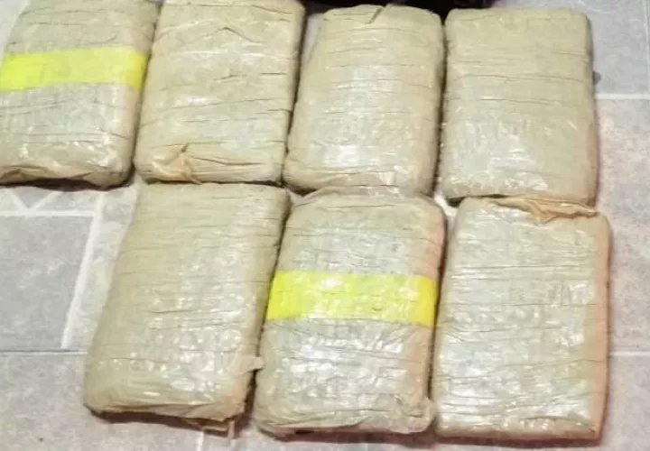 Unidades de policía ubican dentro del vehículo la droga en dos cajas en las que se contabilizaron 40 paquetes.