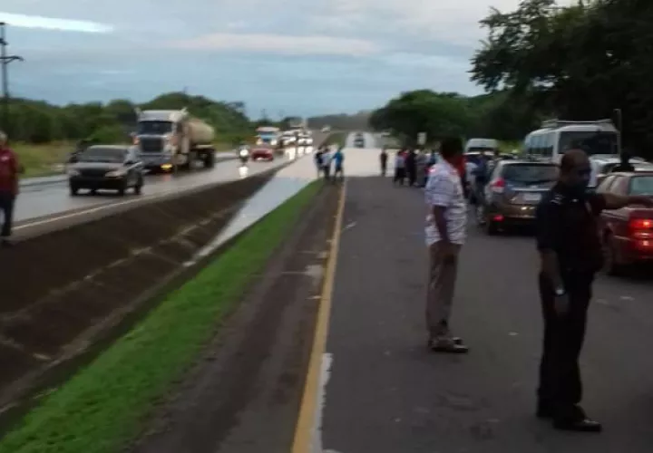 El río Pocrí en Aguadulce se salió de su cauce afectando a muchos conductores. @TraficoCPanama
