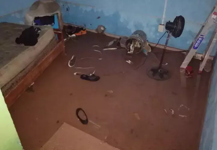 Una de las habitaciones quedó inundada y hubo algunas pérdidas materiales. Foto/Eric Montenegro
