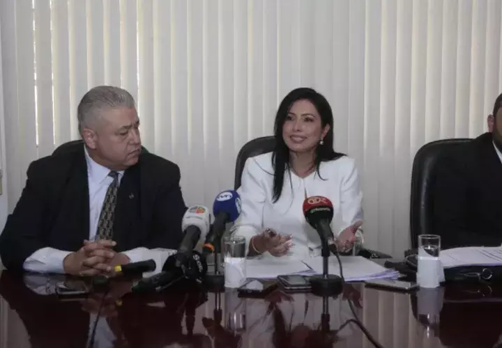 Los abogados Alfonso Fraguela, Marcela Araúz y Juan Antonio Kuan Guerrero, durante la conferencia de prensa. /Foto Víctor Arosemena