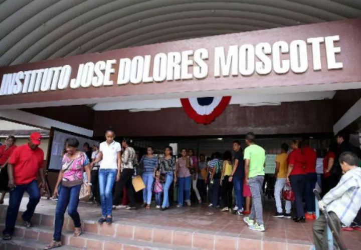 El Meduca se comprometió a realizar más de 20 reparaciones en el colegio José Dolores Moscote. Foto: Panamá América.