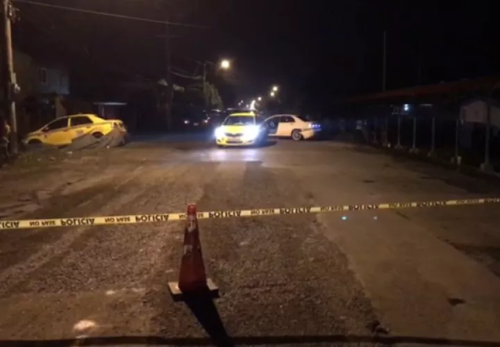 Recibió un tiro en el vidrio frontal y se chocó con un taxi. Foto/Mayra Madrid