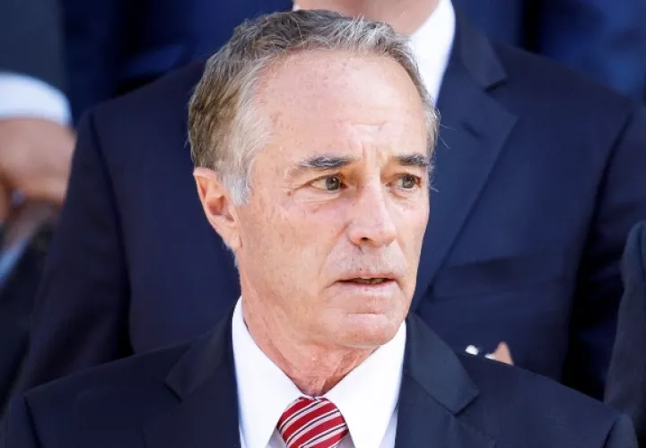 Además del delito de abuso de información privilegiada, el congresista Chris Collins, se declaró culpable de hacer declaraciones falsas a la Oficina Federal de Investigaciones (FBI) para tratar de cubrir su delito.