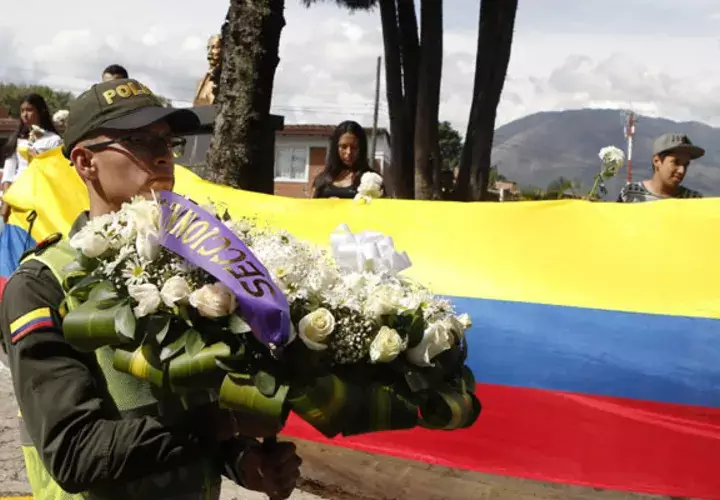 Recuerdan a los cadetes que perdieron la vida en un atentado terrorista. FOTO/EFE