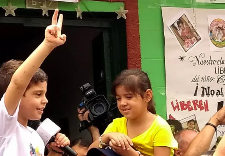 Para sorpresa del pequeño y de los asistentes, durante la visita varios deportistas y cantantes saludaron al liberado a través de videos. FOTO/EFE