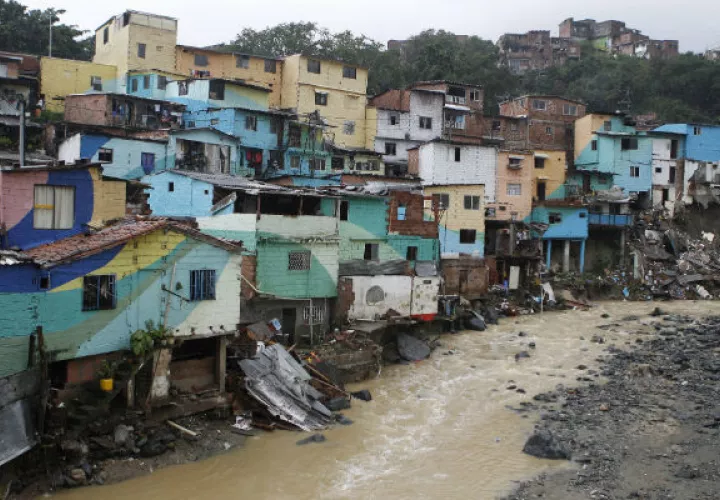 Vista general de las viviendas afectadas del barrio El Pesebre, luego que la quebrada La Iguaná se desbordara, en Medellín (Colombia). 