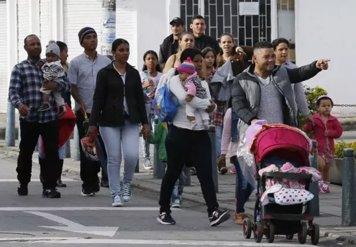 Los migrantes han dicho que están frustrados con la distribución de alimentos y las reglas que les prohíben cocinar. FOTO/AP