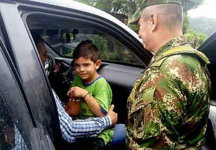 Cristo José Contreras,es recibido por su padre  Edwin Contreras, alcalde de El Carmen. FOTO/EFE