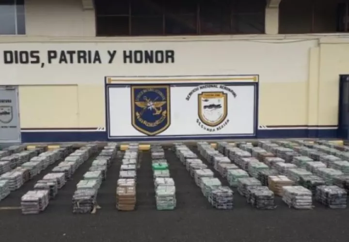  Según las autoridades, cuando los tripulantes advirtieron la presencia de las autoridades navales de Panamá arrojaron al mar más de 90 bultos de droga para huir, aunque más adelante fueron interceptados y capturados. Foto/Armada de Colombia