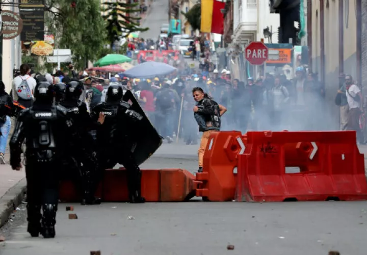 Manifestantes se enfrentan a la Policía de Colombia este jueves, durante la jornada de Paro Nacional en Bogotá. Foto: EFE.