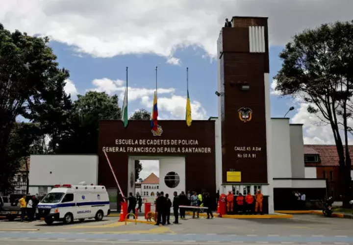 En la institución se llevaba a cabo una ceremonia de ascensos y de imposición de condecoraciones. Los participantes salieron a velocidad a tratar de auxiliar a los heridos.