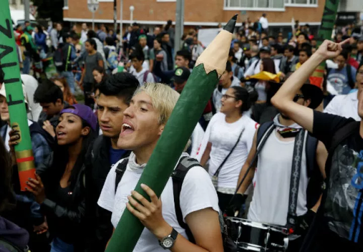 Estudiantes participan en la manifestación en Bogotá. EFE. 