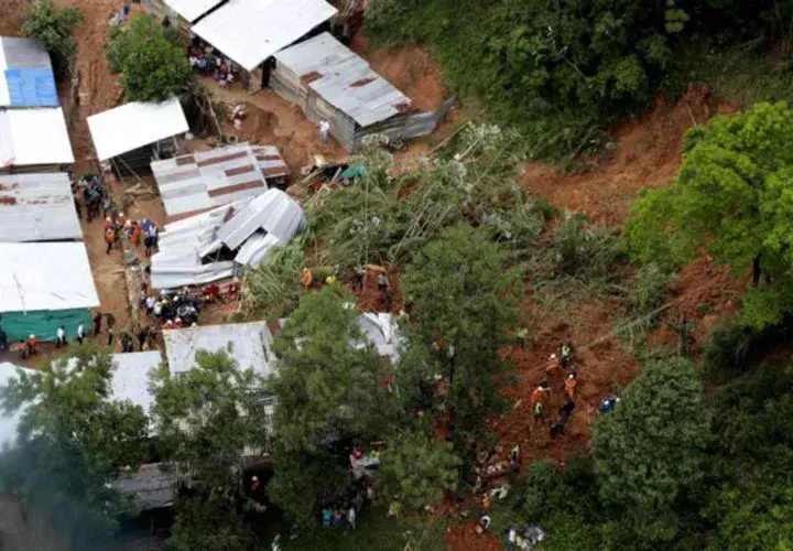 El deslizamiento ocurrió esta madrugada en un asentamiento del barrio San Silvestre, en el municipio de Barrancabermeja, y sepultó tres casas.