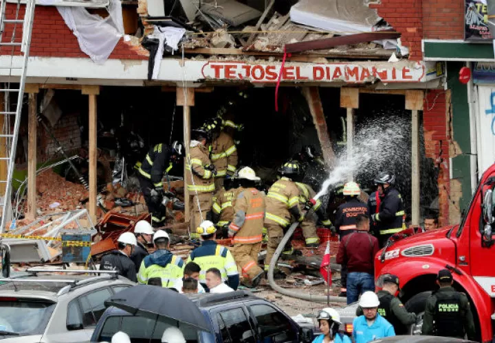 Bomberos en el lugar de la explosión, al occidente de Bogotá. EFE. 