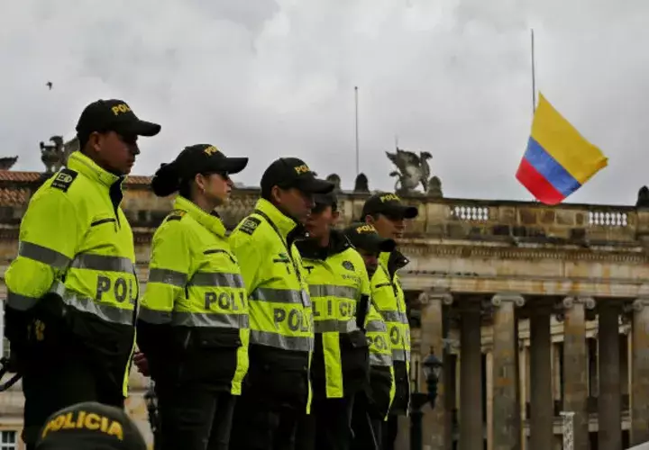 Las escenas de ciudadanos abrazando a los uniformados responsables de la seguridad durante el recorrido y llorando junto a ellos por los cadetes caídos fue el común denominador del día.