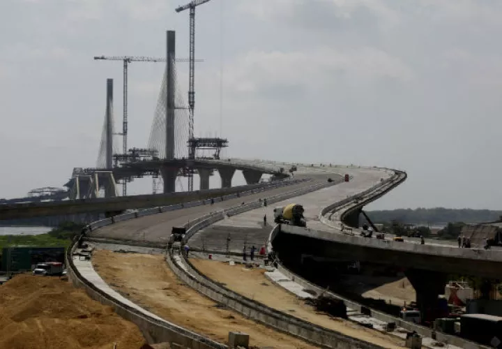  Vista de los avances del nuevo puente Alberto Pumarejo, obra el grupo español Sacyr, sobre el río Magdalena en Barranquilla. Foto: EFE.