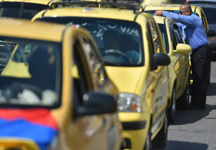 El Ministerio de Transporte anunció en diciembre pasado que para combatir la prestación ilegal del servicio de transporte público a los conductores que incurran en dicha conducta se les cancelará la licencia por 25 años.