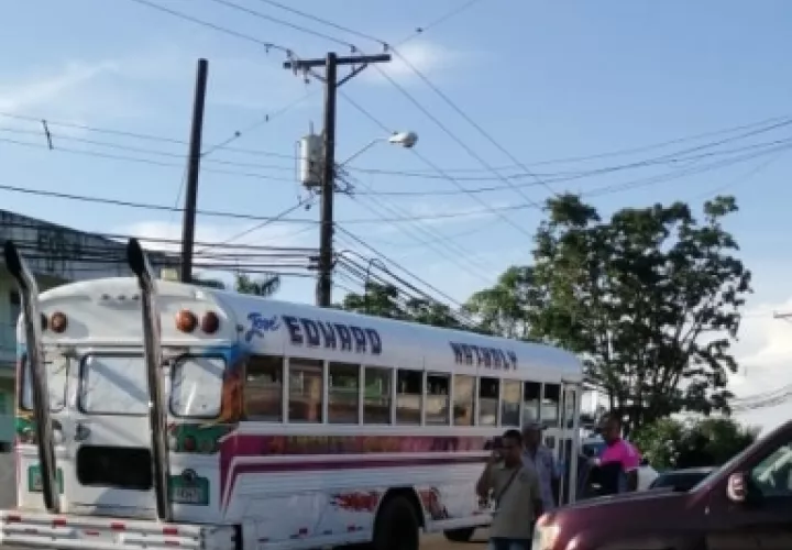 En este bus ocurrió el hecho de sangre en ek área de Puerto Pilón en Colón. Foto/Diómedes Sánchez
