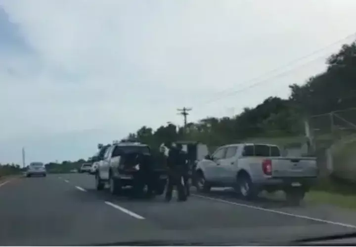 Personal del Ministerio Público investiga la causa de muerte del cadáver encontrado flotando en la provincia de Colón.