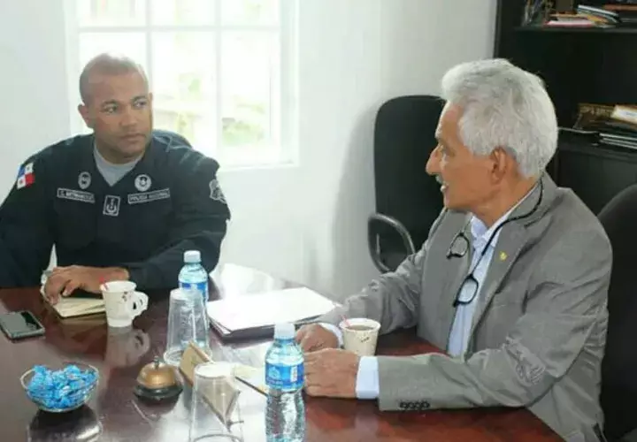 El presidente de la cámara, José Ortega Hidalgo, sostuvo una reunión con el nuevo jefe policial de Colón, Carlos Bethancourt, para evaluar la situación de inseguridad. Foto/Diómedes Sánchez