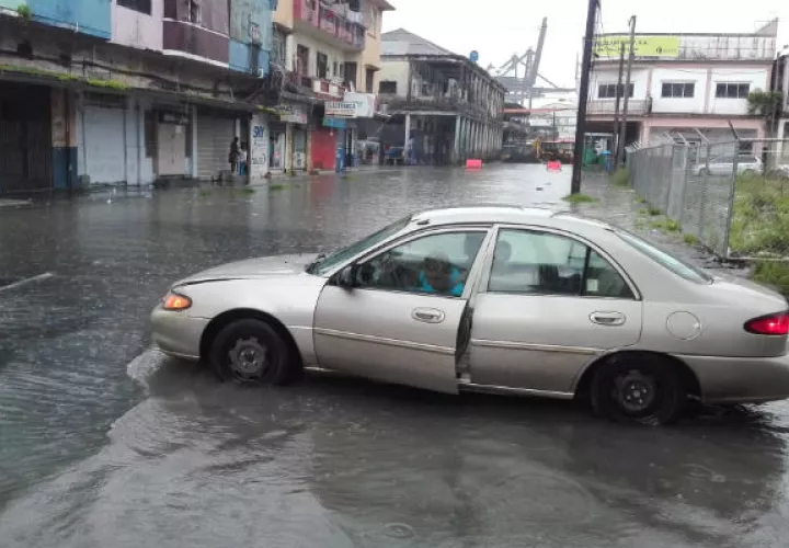 Muchos conductores se han visto afectados por las inundaciones en Colón. 