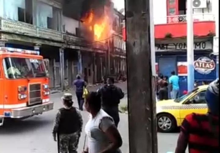 Pasadas la 8 de la mañana los bomberos ya tenían controlado el incendio. Foto/Diómedes Sánchezz