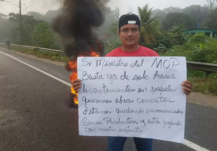 Los moradores de Salamanca portan pancartas, durante el cierre en Colón. 