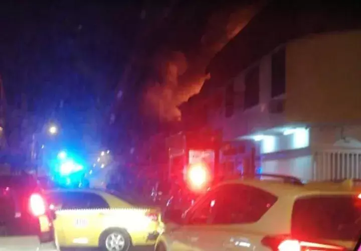 El edificio estaba vacío, pero en la planta baja había un negocios. Foto/Diómedes Sánchez